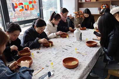 河南賽諾威全體女同事“甜蜜女神節(jié)，藝術(shù)DIY”活動慶祝3月8日女神節(jié)快樂！